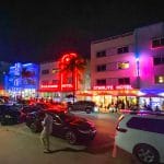 Art Deco gebouwen met neonverlichting langs Ocean Drive